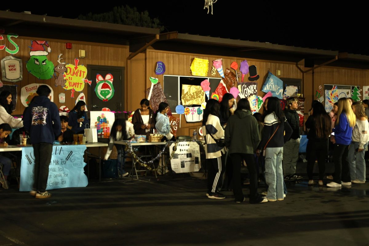 For the first time on December 6th, Amador students enjoy the holiday festivities and mill around unique booths surrounded by vibrant decorations. 